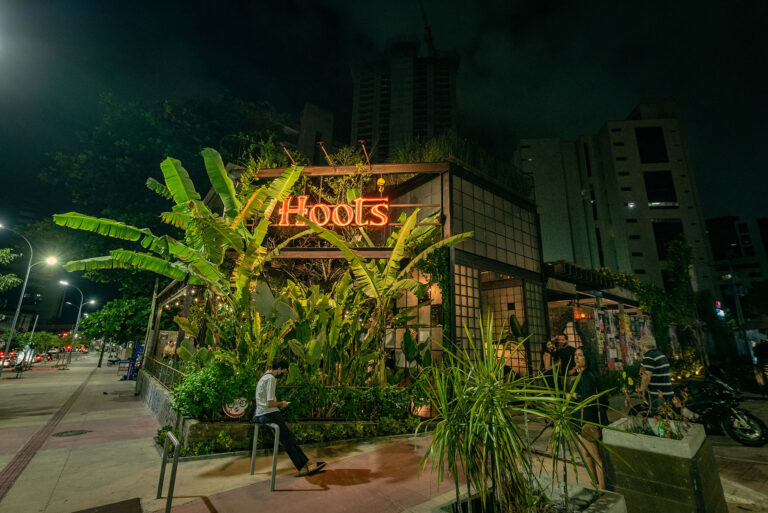 Hoots Gastropub visto do calçadão à noite
